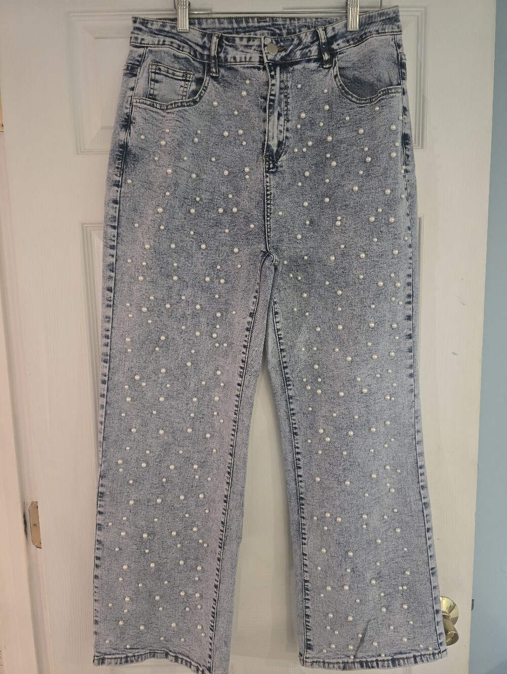 Pearl-Embellished Light Wash Women’s Jeans